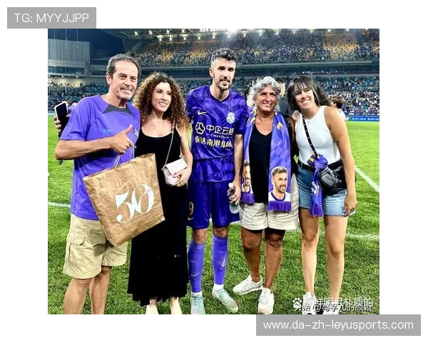 球员家庭成员在球场观战成为温情点缀，球员队员