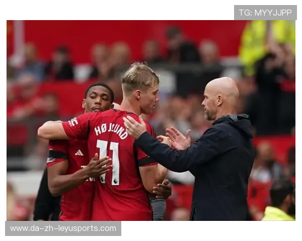 曼联霍伊伦强力背身压制对手